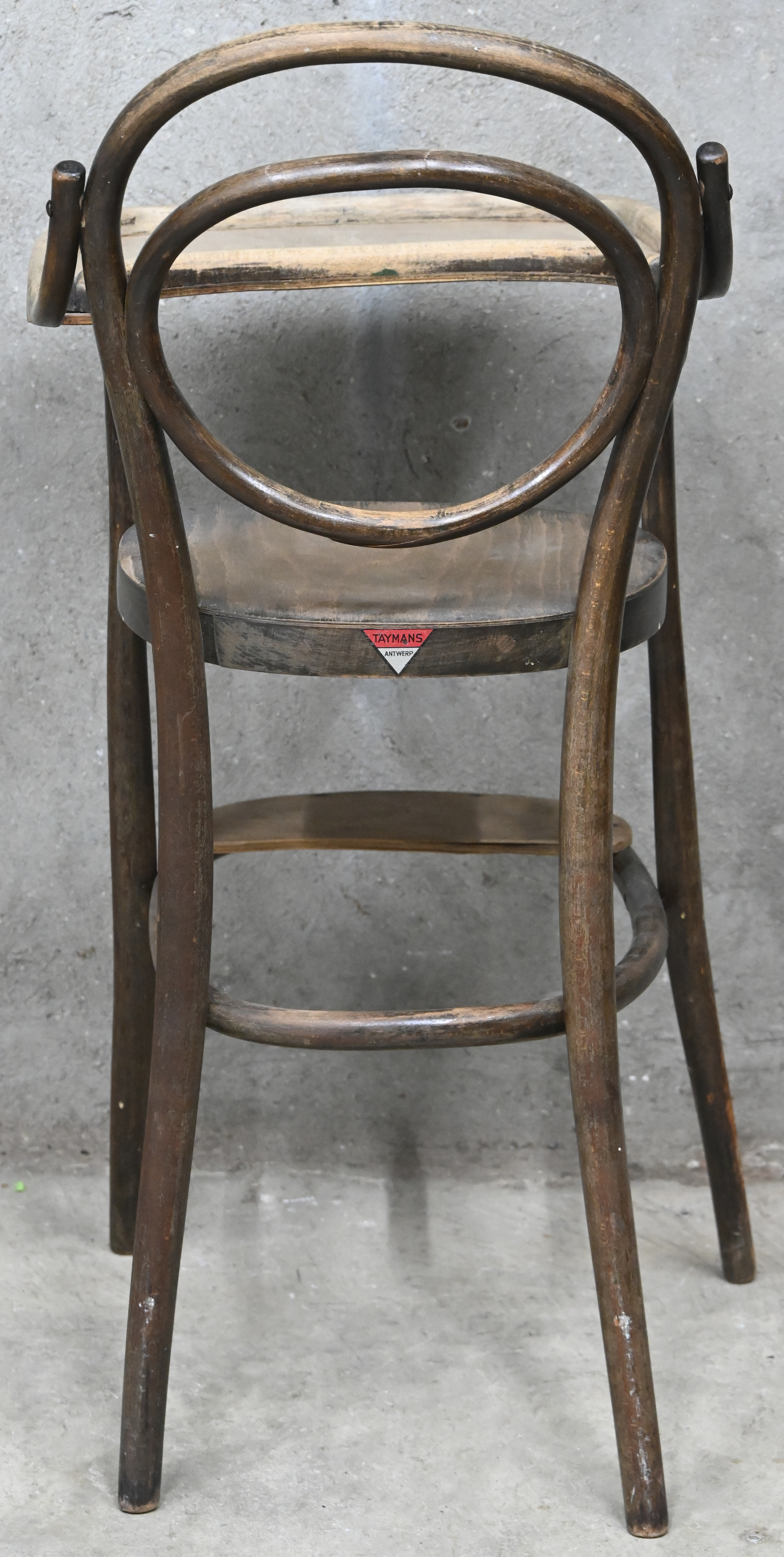 Een bentwood kinderstoel in Thonet stijl, gemerkt met label: Taymans, Antwerp Een bentwood kinderstoel in Thonet stijl, gemerkt met label: Taymans, Antwerp.