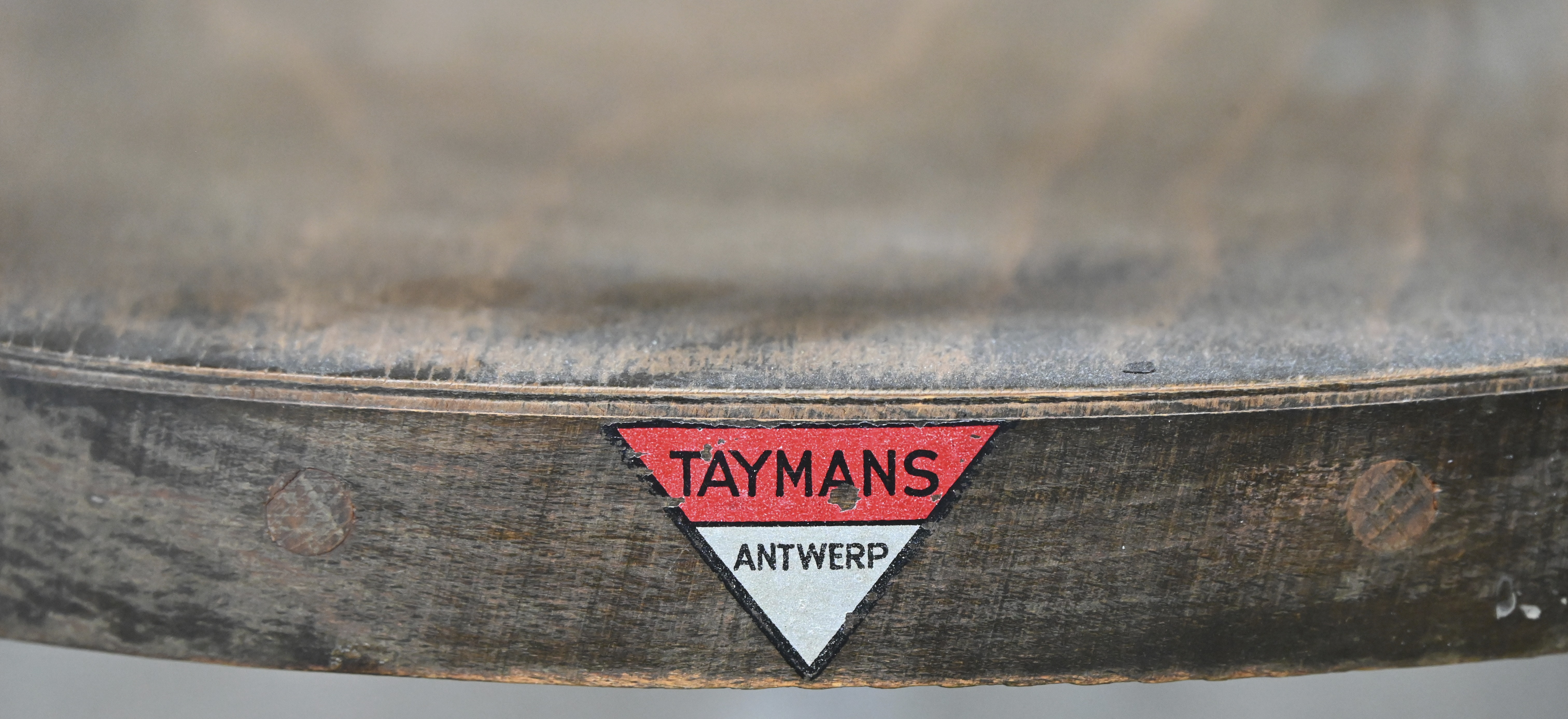 Een bentwood kinderstoel in Thonet stijl, gemerkt met label: Taymans, Antwerp Een bentwood kinderstoel in Thonet stijl, gemerkt met label: Taymans, Antwerp.