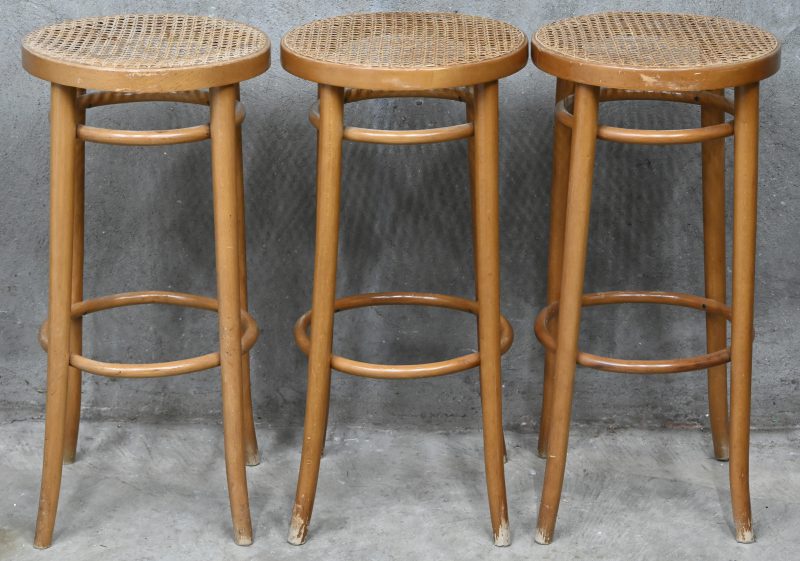 Een set van 3 barkrukken in thonet stijl met cannage zitting.