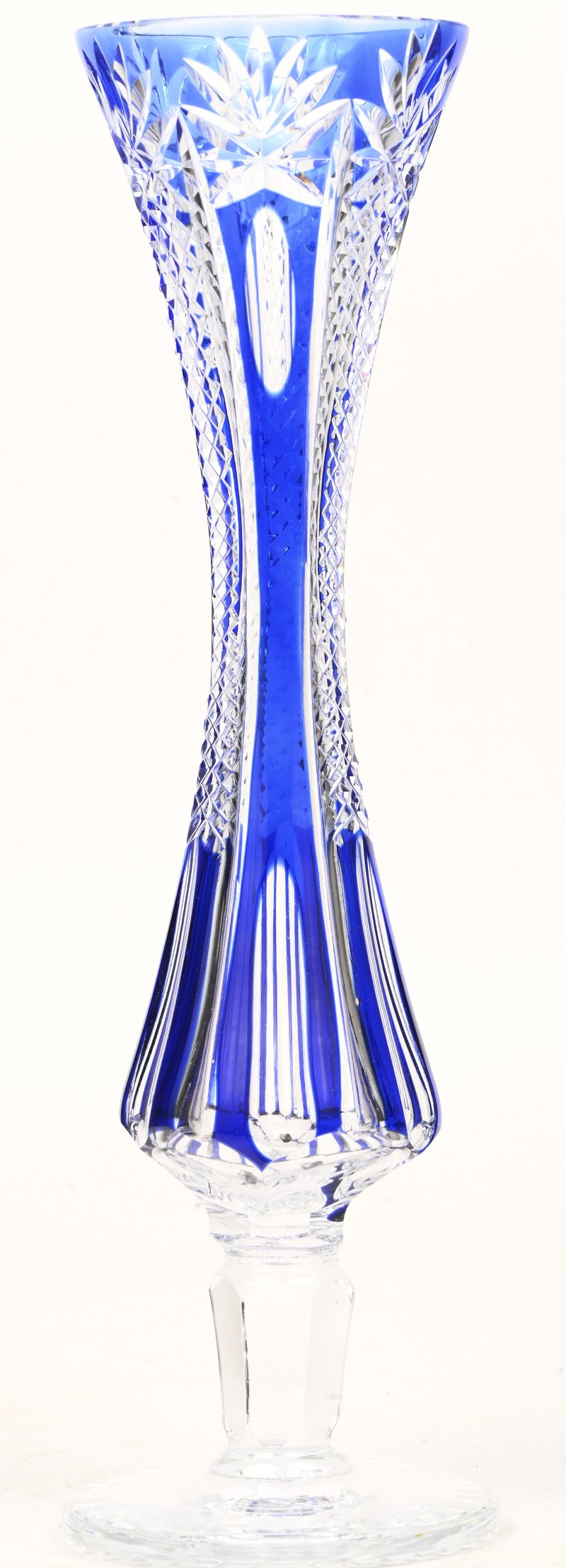 Een Boheems kristallen vaas, blauw in de massa gekleurd.