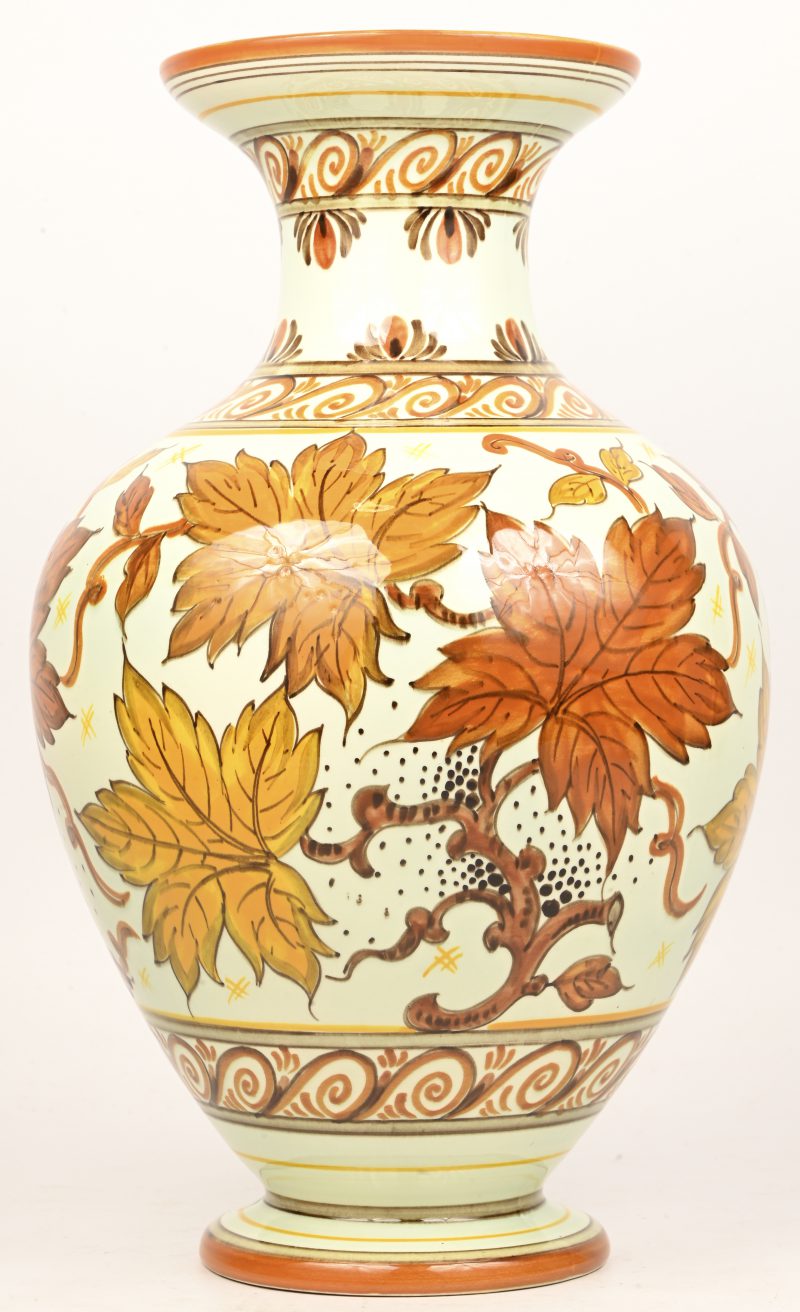 “Claire”, een geglazuurd aardewerken vaas, Royal Zuid-Holland Gouda, met floraal decor.