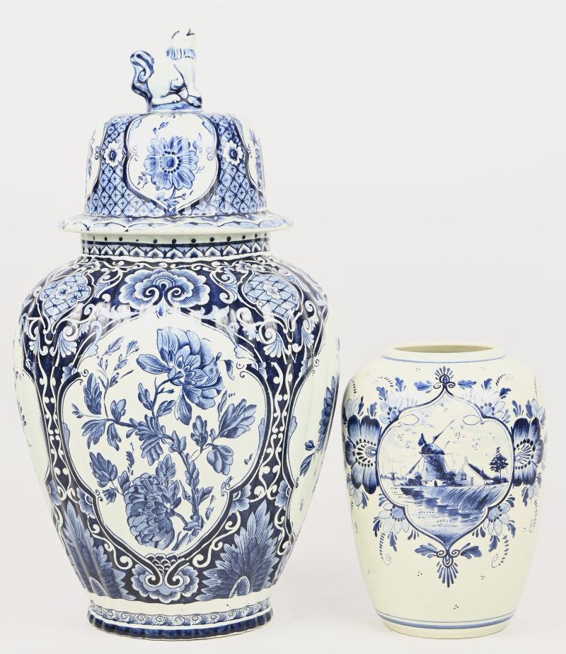 Een keramische dekselvaas in Delft blauw, gemerkt Petrus Regout Maastricht, toegevoegd een vaasje gemerkt DEC: Delfts. Hs.