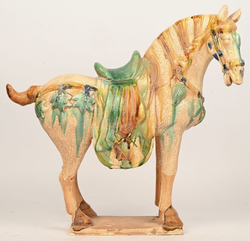 Een paard van gepolychromeerd terracotta naar voorbeeld uit de Tang-periode.