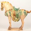 Een paard van gepolychromeerd terracotta naar voorbeeld uit de Tang-periode.