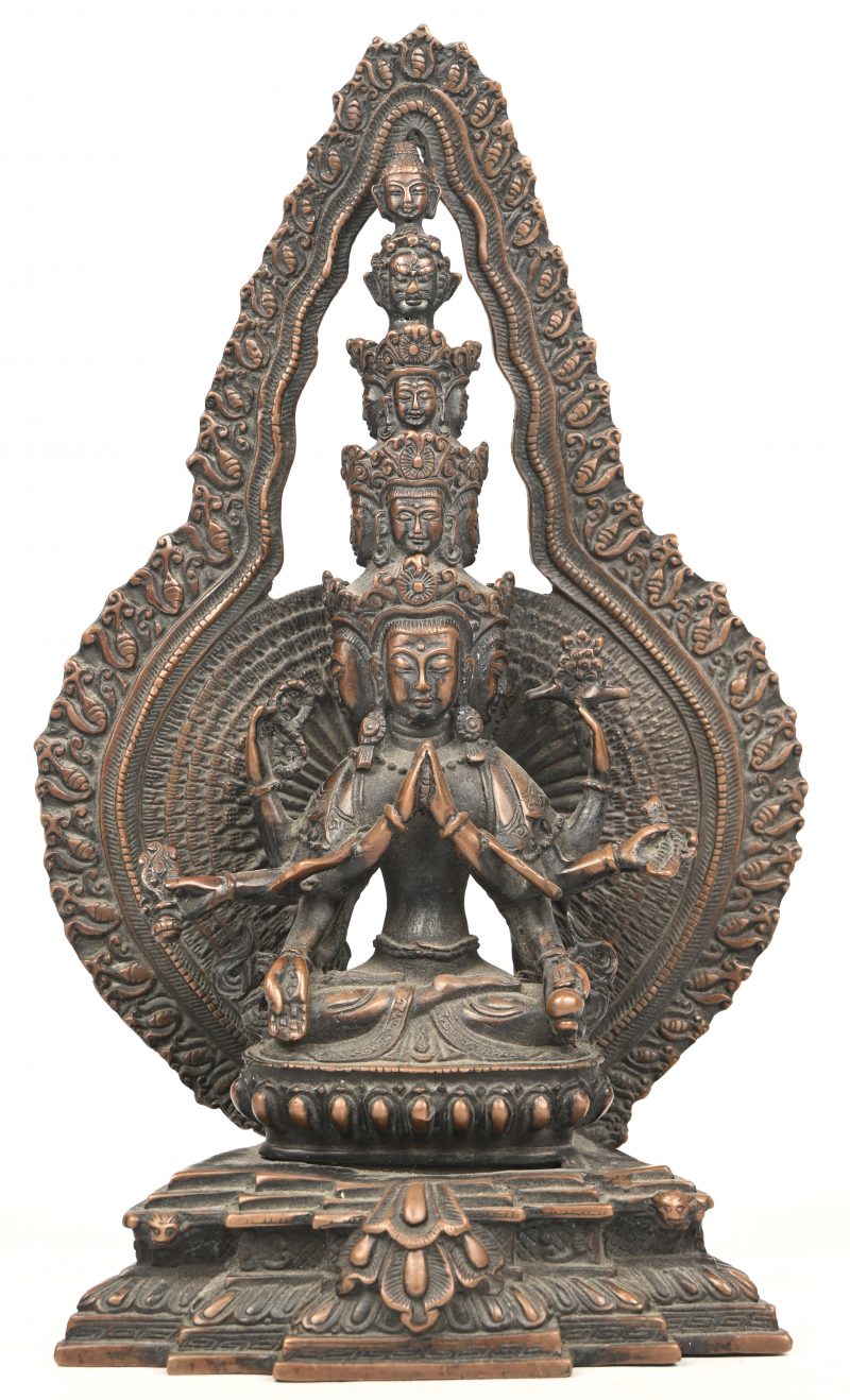 Avalokiteśvara Bodhisattva, Boeddha met 10 gezichten en duizend armen. Een gepatinneerd bronzen beeldje.