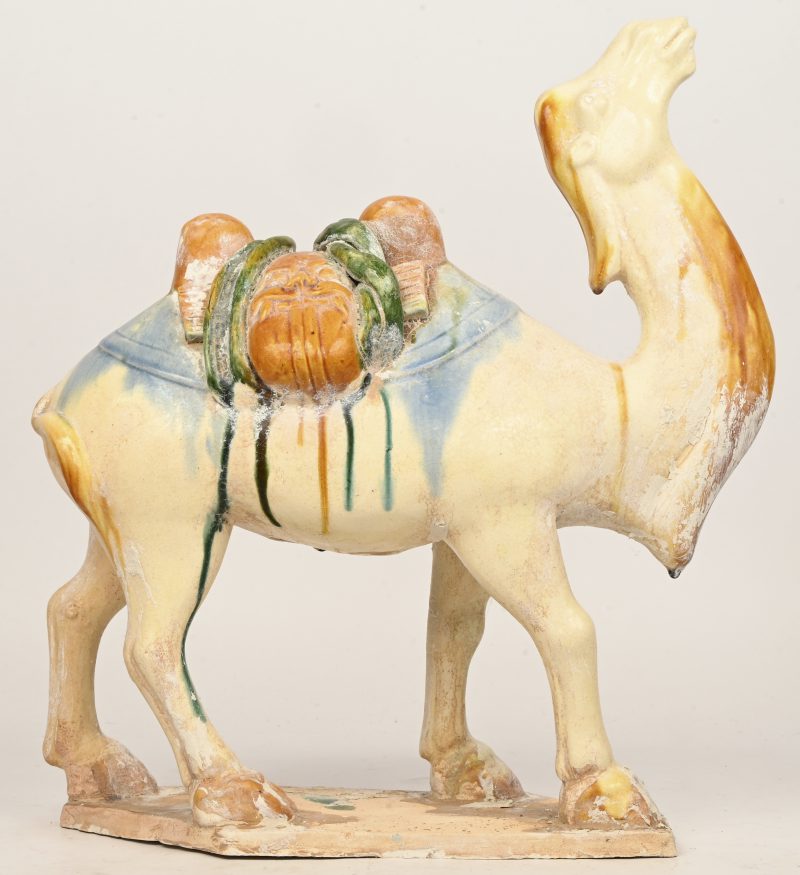 “Kameel met zadeltas”. Een gepolychromeerd terracotta beeld naar voorbeeld uit de Tang-dynastie.