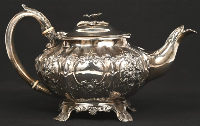 Een zilveren theepot met Londense keurmerken. Jaarletter R (1916), makersmerk van Richard William Atkins & William Nathaniel Somersall. Met een brutogewicht van 640 gram.