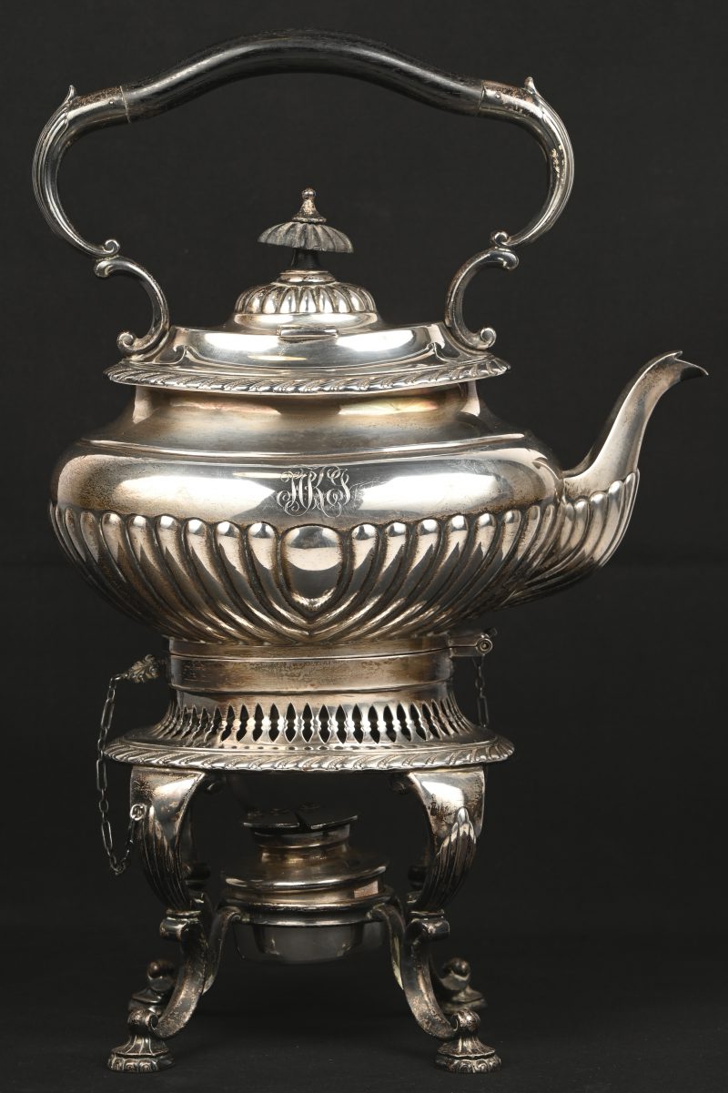 Een zilveren samovar, gemerkt met een adelaar, hoofdletter R en een leeuw. Sterling, 630, 3 PT. Met een brutogewicht van 2,09 kg.
