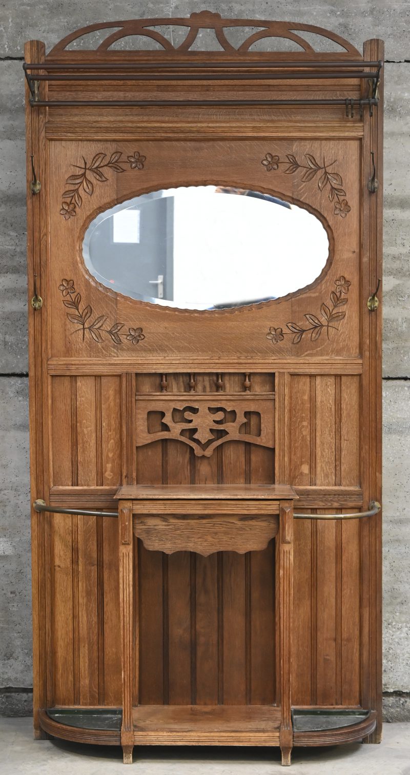 Een eikenhouten art-deco porte-manteau met spiegel.