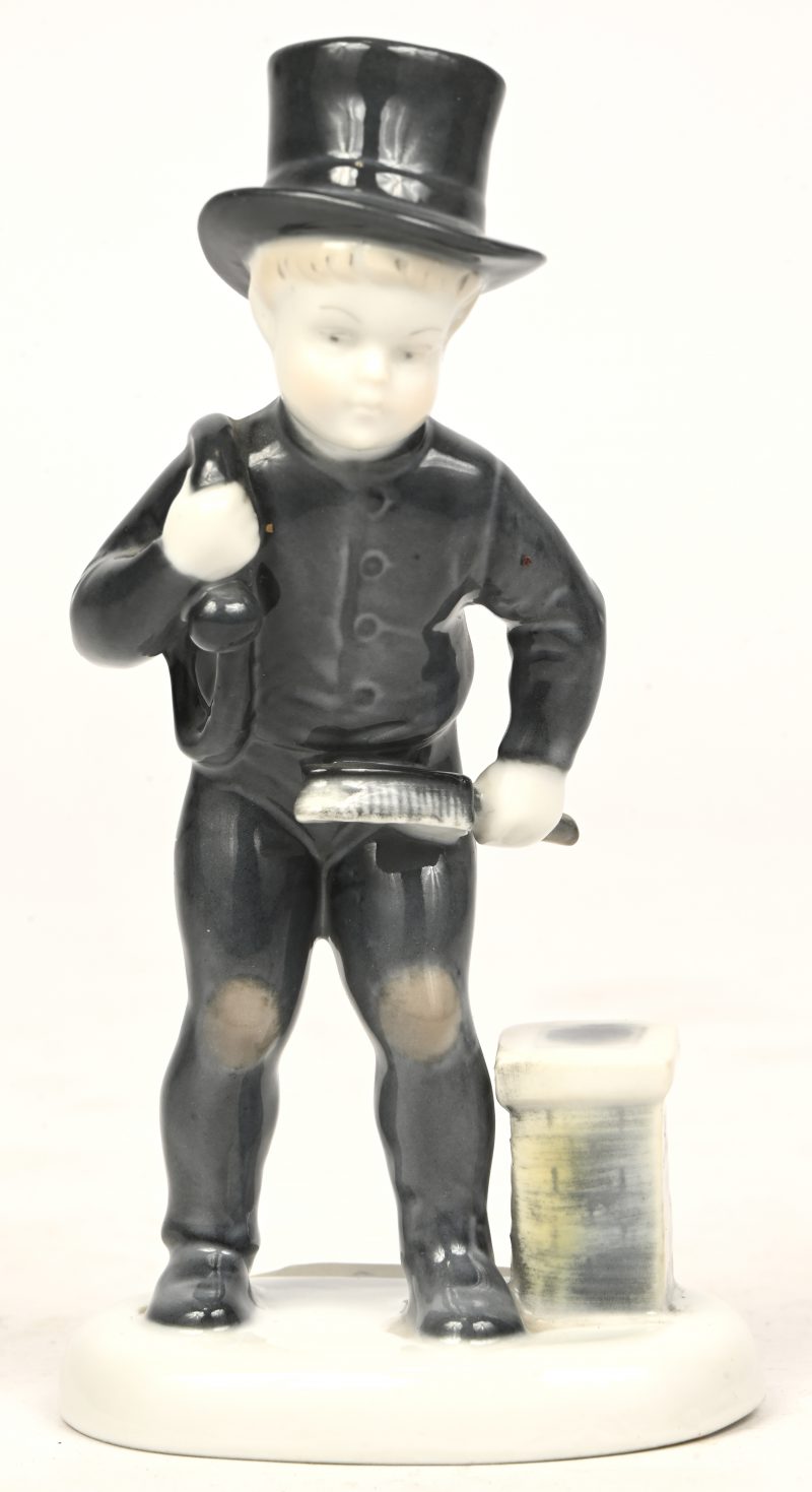 “Schoorsteenveger”, een porseleinen beeldje, gemerkt Ilmenau, GDR.