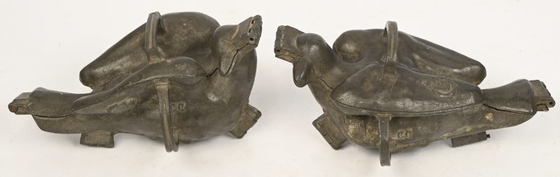 Een set van 2 tinnen chocoladevormen in de vorm van een duif, laat 19e eeuws, Franse makelij.