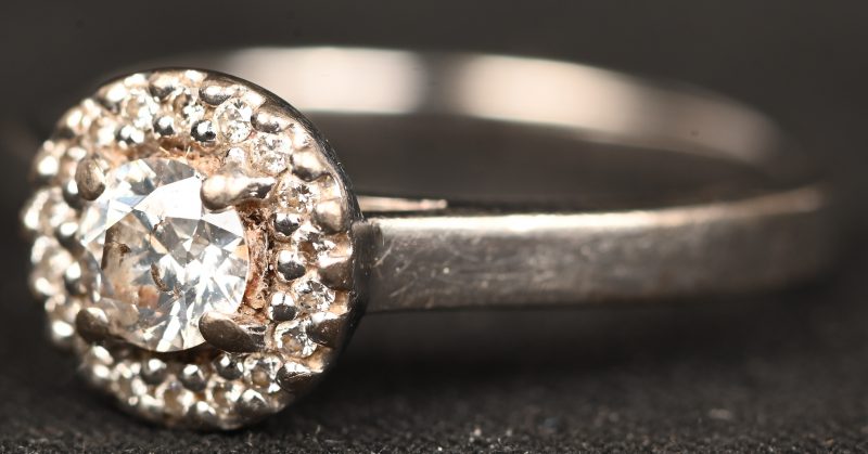 Een 18 kt witgouden ring bezet met briljanten met een gezamenlijk gewicht van +- 0,30 ct.
