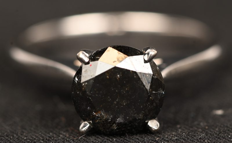Een 14 kt witgouden ring bezet met een zwarte diamant van +- 2,20 ct. Met certificaat.