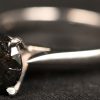 Een 14 kt witgouden ring bezet met een zwarte diamant van +- 2,20 ct. Met certificaat.