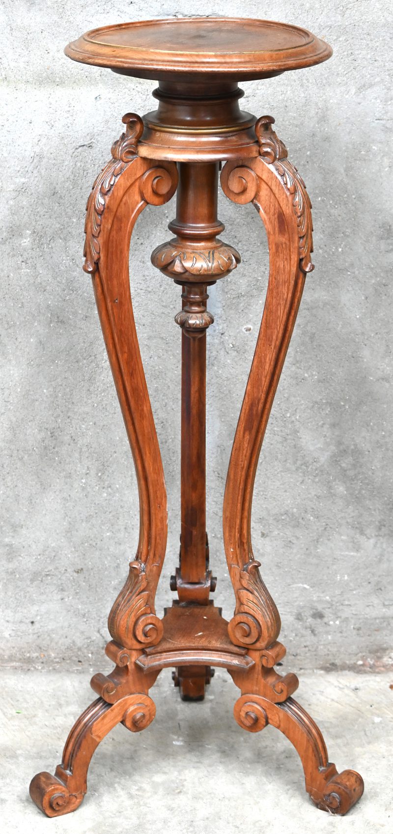 Een gesculpteerde houten piëdestal.