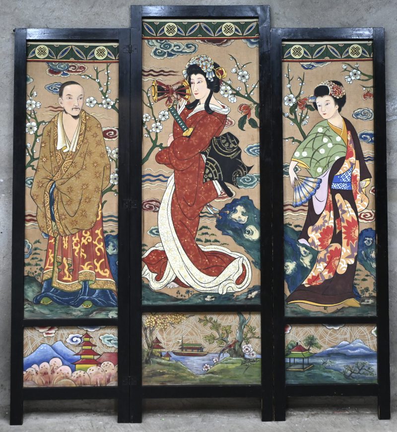 Een kamerscherm in 3 delen met Japanse figuren beschilderd, gesigneerd B. Heidbuchel en gedateerd 5-1-1937.