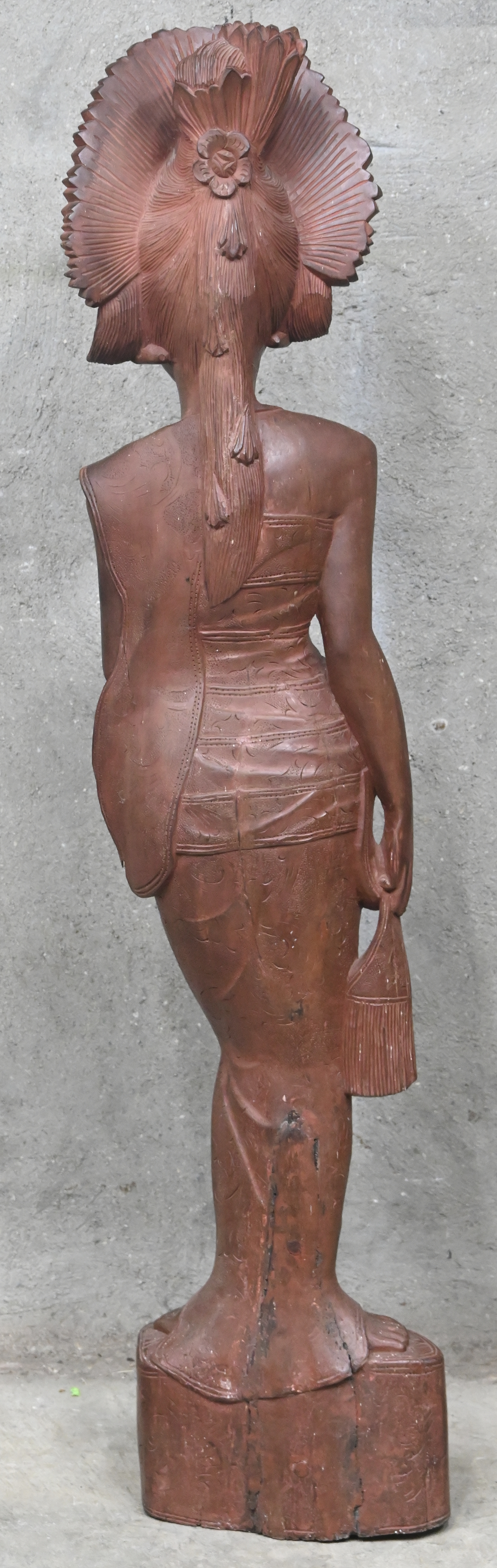 Een gesculpteerd houten beeld van een Indonesische dame Een gesculpteerd houten beeld van een Indonesische dame.