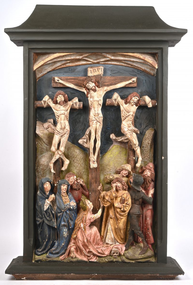 Een polychroom gipsen altaarstuk met de voorstelling van Jezus, Dismas en Hestas, gekruisigd op de berg Golgotha.