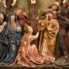 Een polychroom gipsen altaarstuk met de voorstelling van Jezus, Dismas en Hestas, gekruisigd op de berg Golgotha.