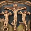 Een polychroom gipsen altaarstuk met de voorstelling van Jezus, Dismas en Hestas, gekruisigd op de berg Golgotha.
