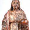 Een 18e eeuws gesculpteerd houten polychroom Mariabeeld, rechterhand manco.
