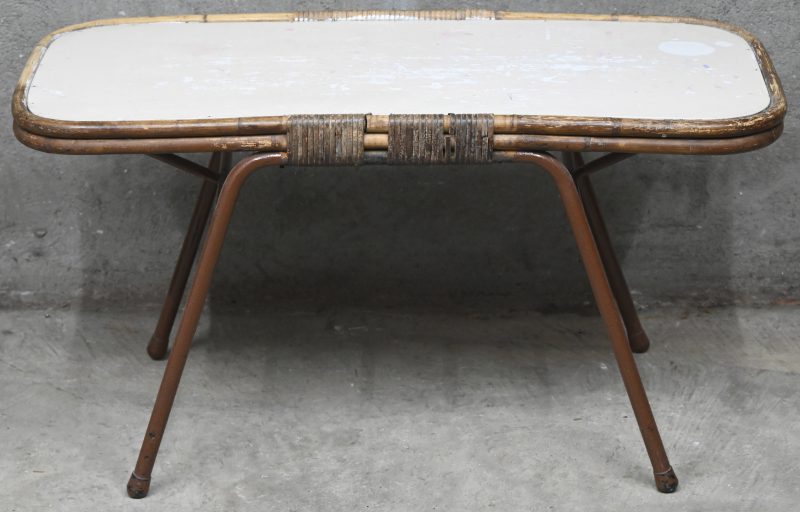 Een vintage salontafel, rotan en metalen onderstel, geschilderd.