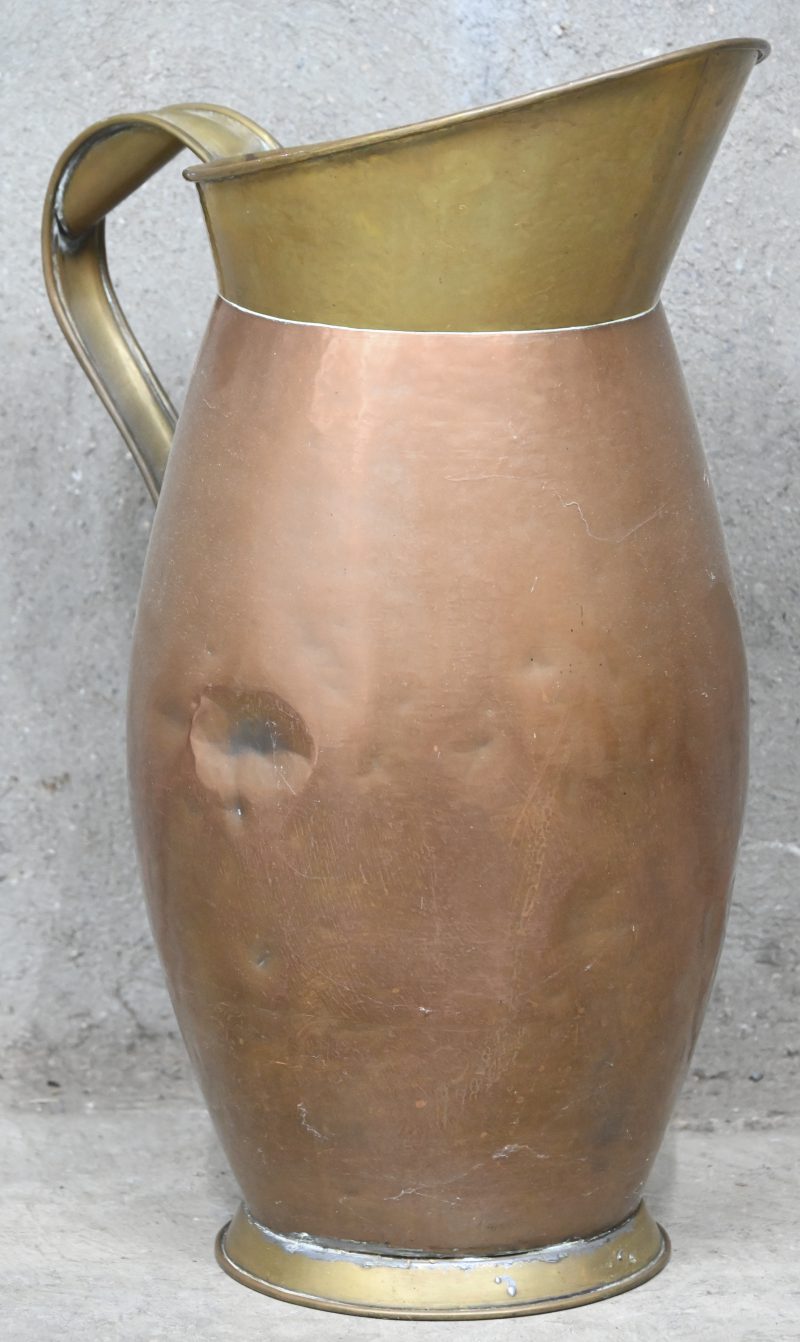 Een paraplubak/kolenkit, rood en geel koper.