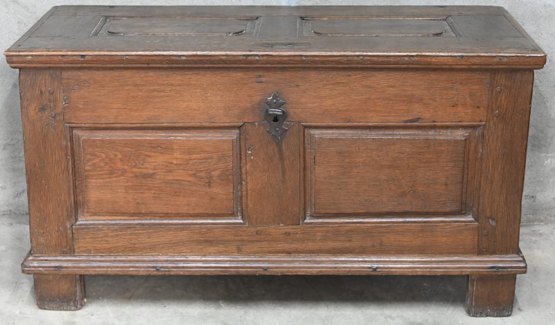 Een 19e eeuwse massief eikenhouten koffer.