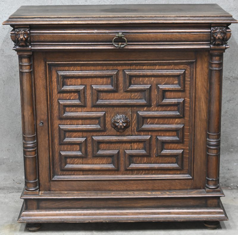 Een massief eikenhouten Mechelse kast met 1 deur en 1 lade.