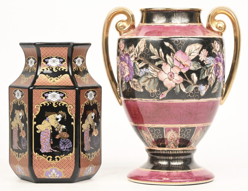 Handbeschilderde vaas in faience met florale motieven, toegevoegd een vaasje met oosterse motieven.