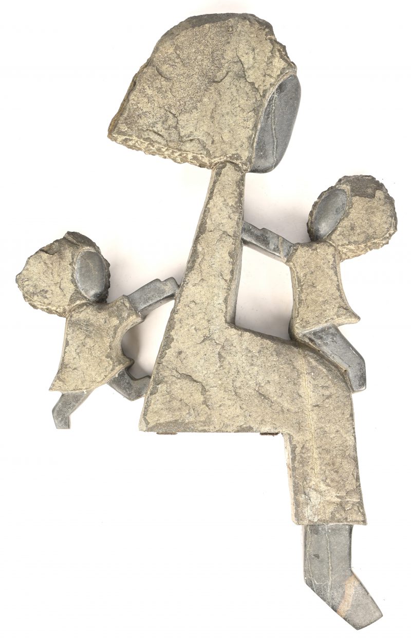 “Abstracte figuren”, een gesculpteerd granieten beeld, niet gesigneerd, met certificaat.