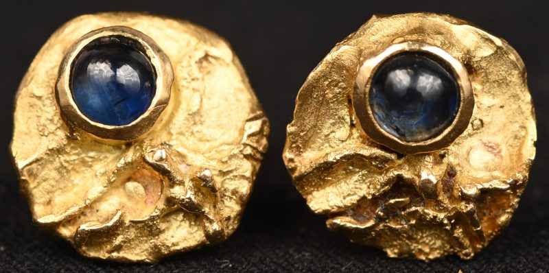 Een paar 18 kt geelgouden oorbellen bezet met saffier cabochons met een gezamenlijk gewicht van +- 0,20 ct.