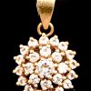 Een 18 kt wit en omkeerbare geelgouden halssnoer met hanger bezet met fantasiestenen. We voegen er een 18 kt witgouden oorbel bezet met briljanten met een gezamenlijk gewicht van +- 0,30 ct en 1,32 g aan toe.