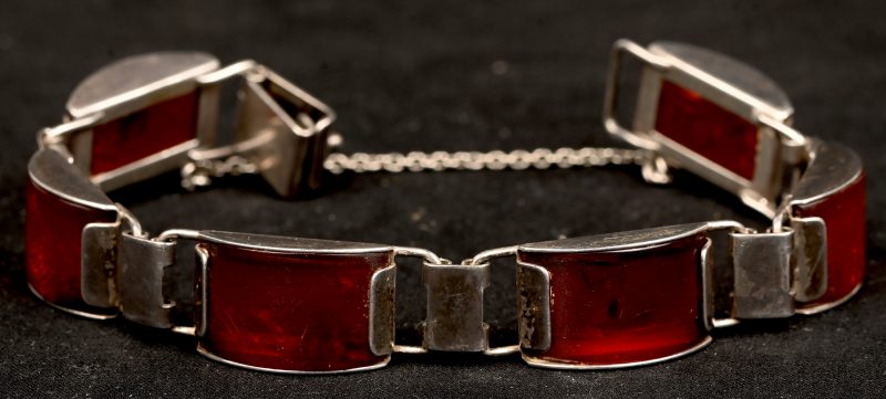 Een zilveren armband bezet met amber. Gemerkt 835‰.