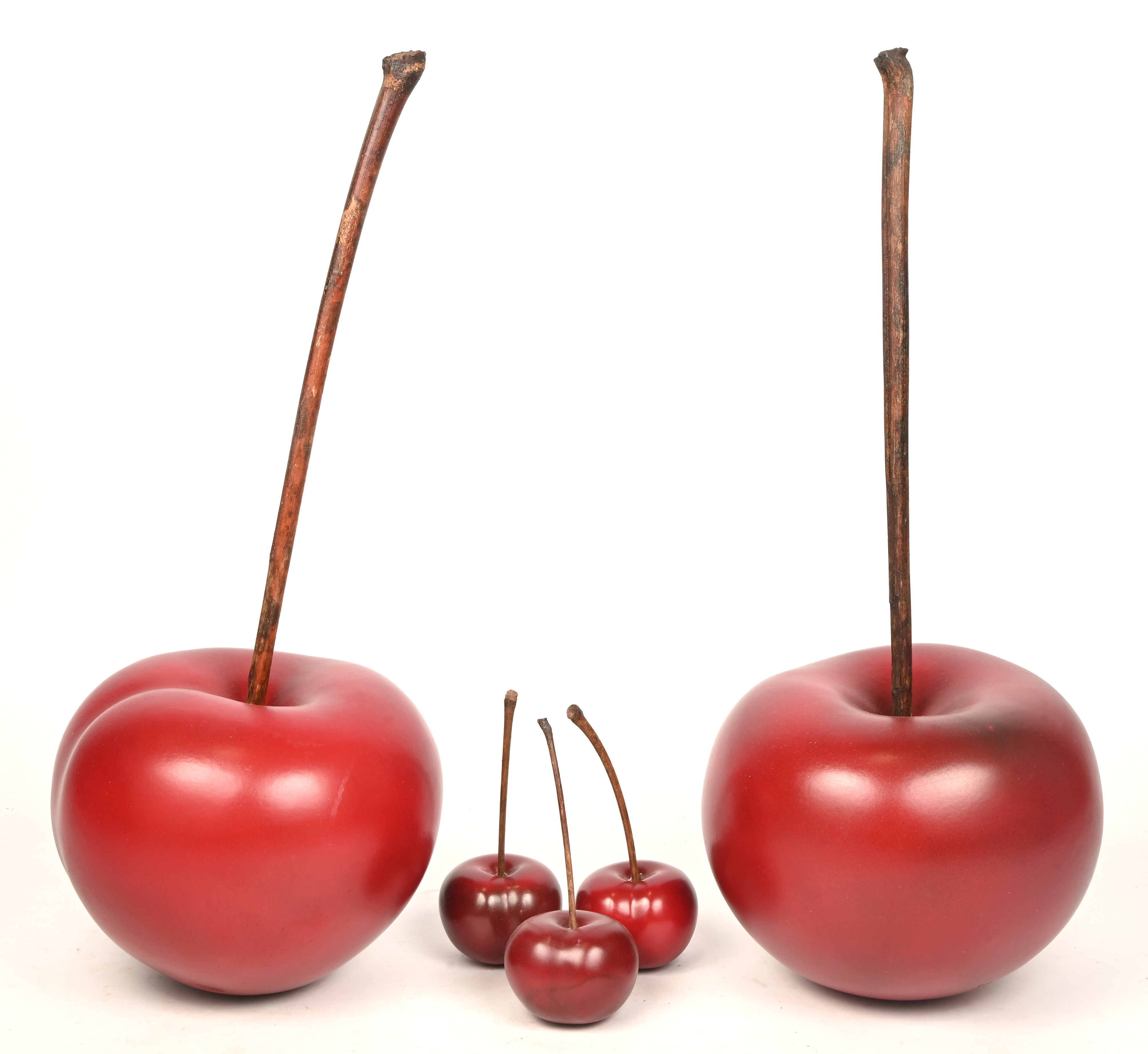 Een lot van 5 keramische kersen Een lot van 5 keramische kersen.
