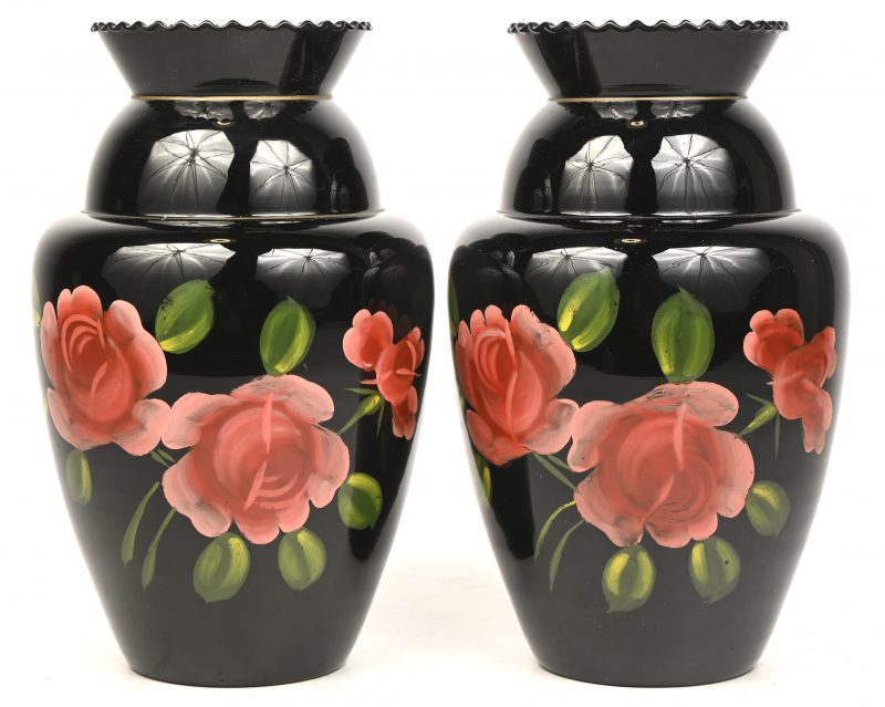 Een set van 2 vazen, hyalietglas, met bloemen beschilderd.