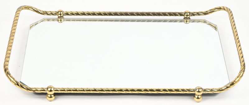 Een dienblad uit messing en spiegelblad.