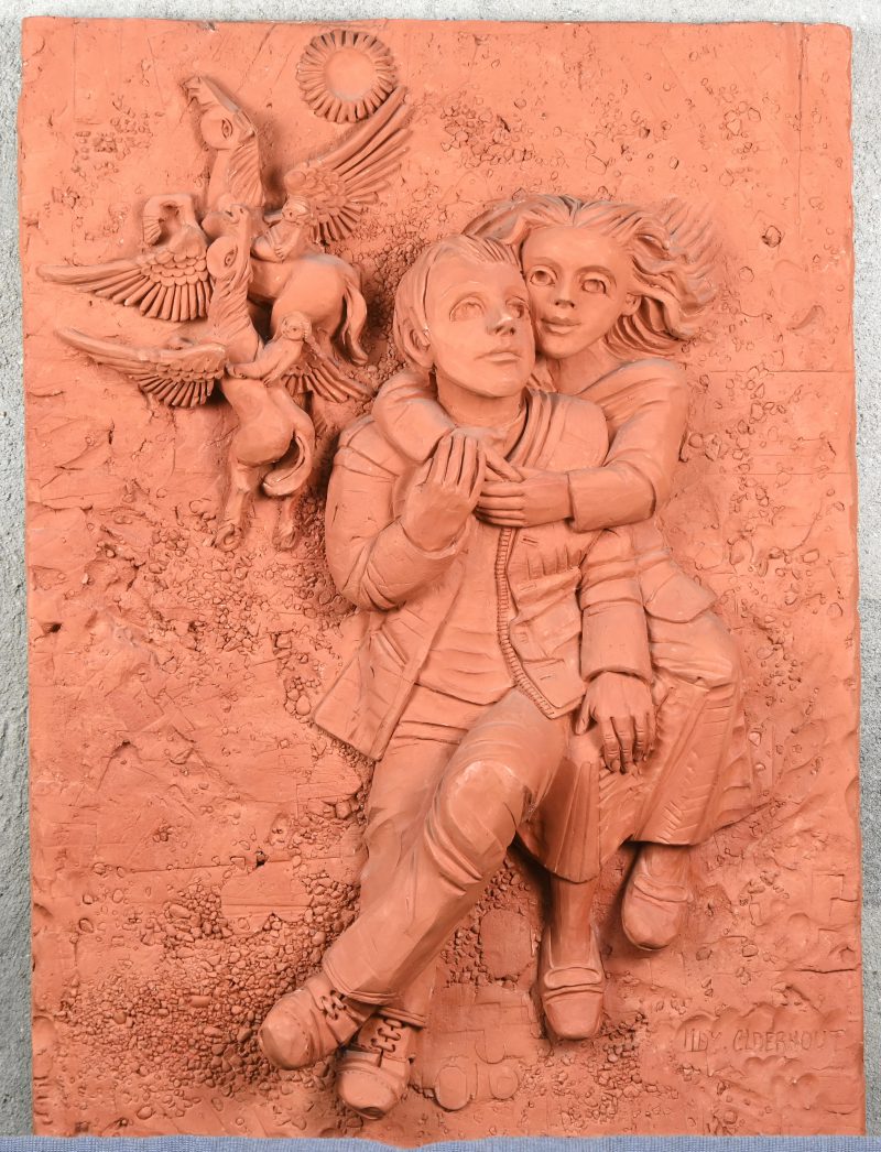 “De verliefden”, een terracotta bas-reliëf, gesigneerd May Claerhout.