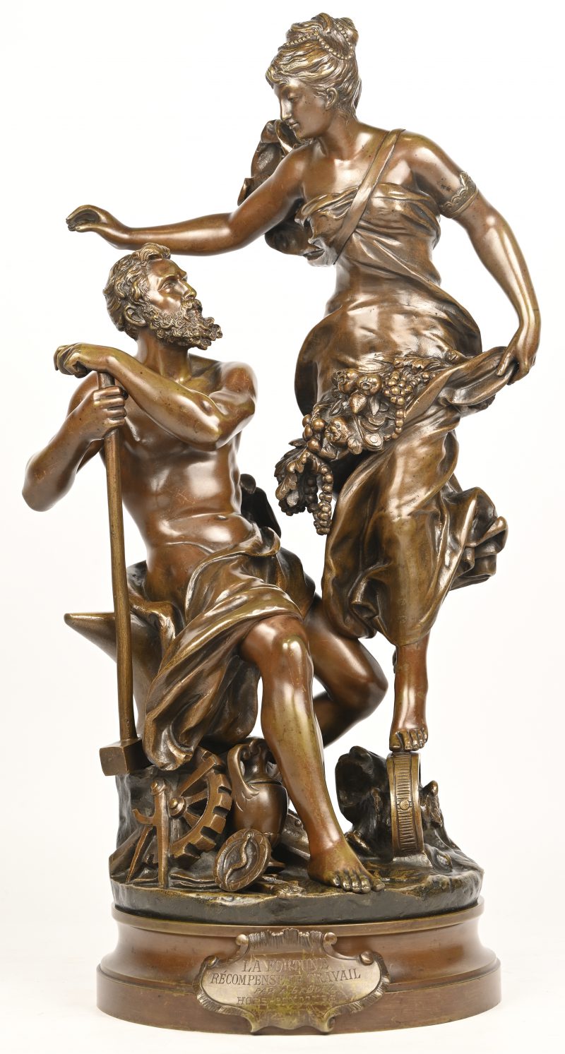 'La Fortune Récompense le Travail', een gepatinneerd bronzen beeld. Getekend; A. Gaudez. De lauwerkrans is manco.