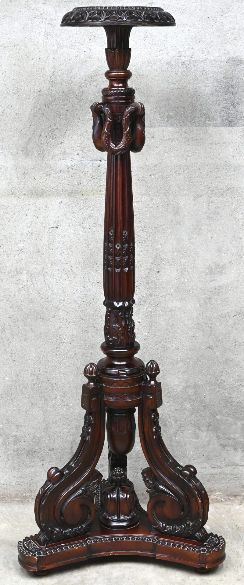 Een gesculpteerde houten pied de stalles.
