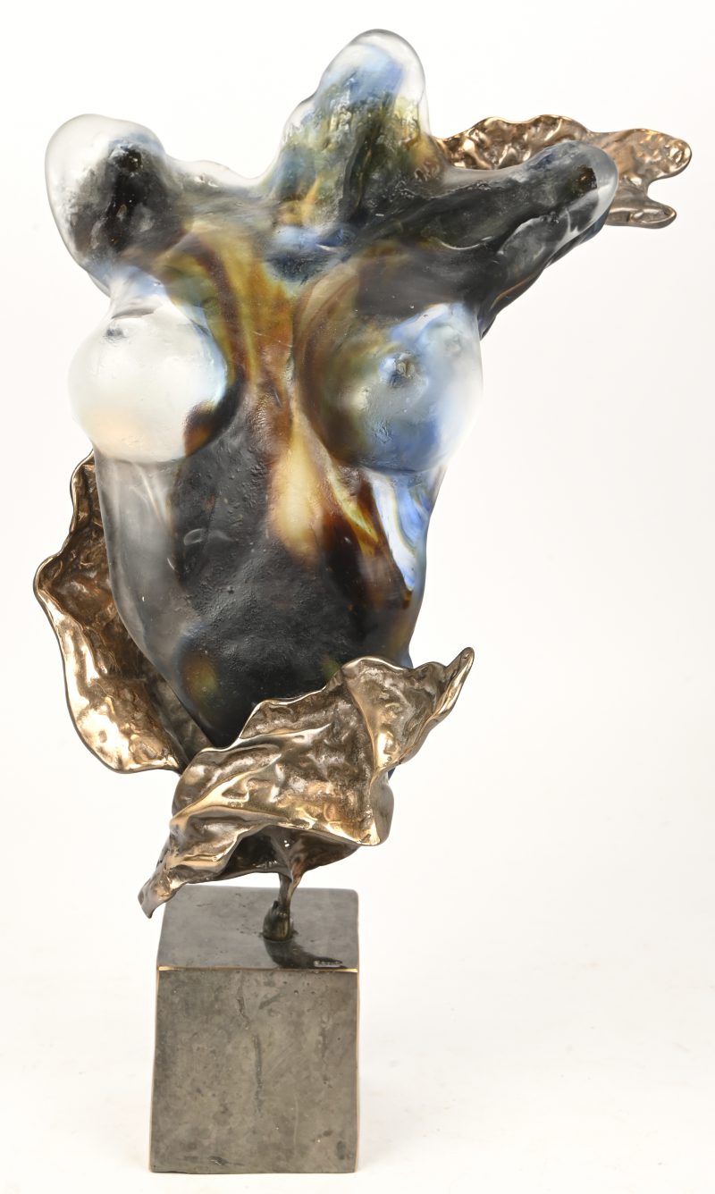 ‘Vrouwelijk torso’, een beeld van brons en meerkleurig glas. Getekend; Lohé. Met certificaat.
