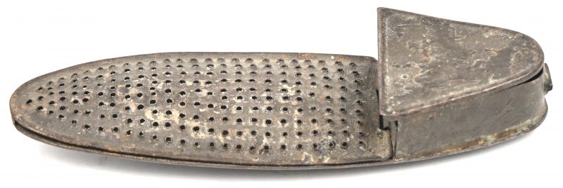Een antieke metalen rasp.