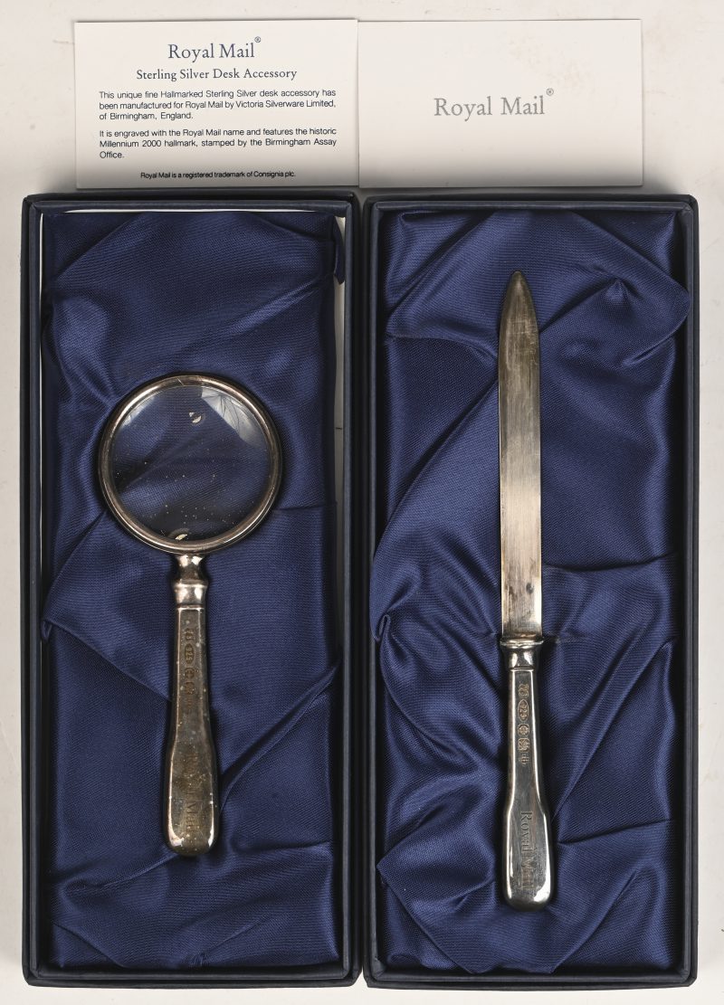 Een set van 2 zilveren millennium stukken, Royal Mail, bestaande uit een briefopener en een vergrootglas. Birmingham, England.
