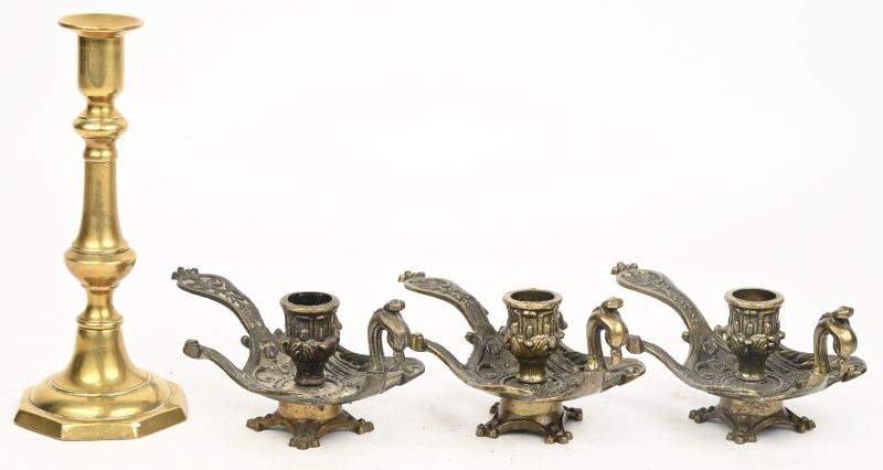 Een lot van 4 koperen kandelaars, 3 made in Italy en één 19e eeuwse.