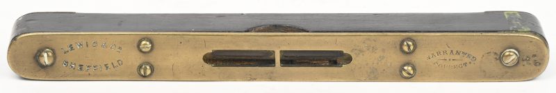 Een antieke waterpas, koper en hout, Lewis & Co, Sheffield.