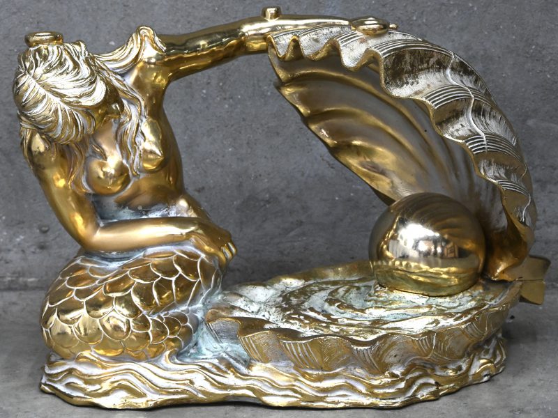 Een bronzen zeemeermin met een grote gouden parel in schelp. Getekend; Zache, Diseno, Spain. Onderstel van een salontafel, blad is manco.