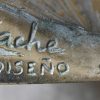 Een bronzen zeemeermin met een grote gouden parel in schelp. Getekend; Zache, Diseno, Spain. Onderstel van een salontafel, blad is manco.
