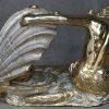 Een bronzen zeemeermin met een grote gouden parel in schelp. Getekend; Zache, Diseno, Spain. Onderstel van een salontafel, blad is manco.