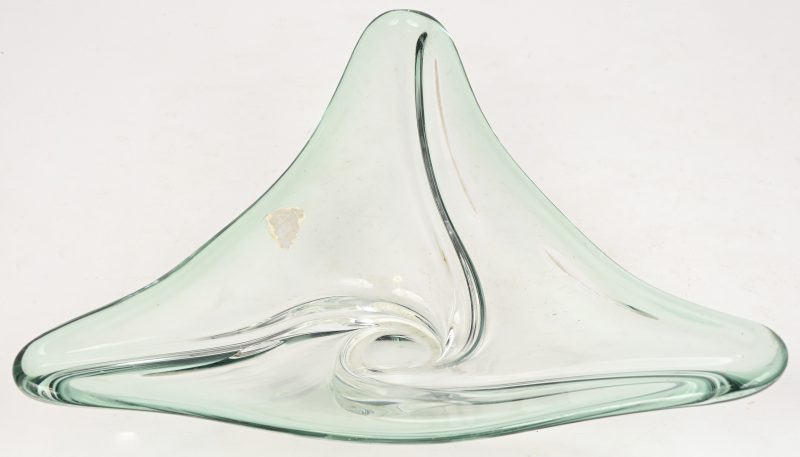Een driehoekige schotel van kristal, groen in de massa gekleurd. Gemerkt.