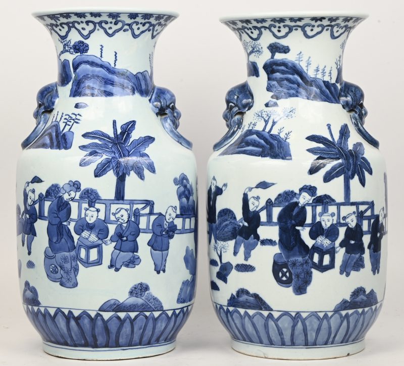 Een set van 2 Chinese blauw-witte porseleinen vazen met kinderen in het decor.